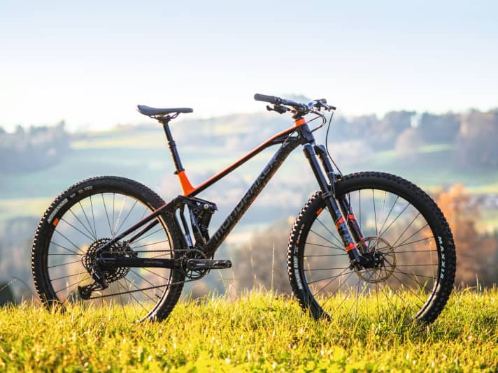 <a href="https://luna.r.lafamo.com/ts/i5034112/tsc?amc=con.blbn.497955.507800.14447882&smc=BIKE&rmd=3&trg=https%3A%2F%2Fwww.fitstore24.com%2Fde%2Fmondraker-foxy-carbon-r-rh-xl-2022" target="_blank" rel="noopener noreferrer">MONDRAKER Foxy R</a>* – 15,5 kg / 158/152 mm / 29" / 3299 Euro