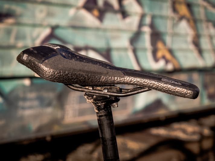   The new SQlab 6OX Ergowave "Made in Germany" is new. Its ergonomic shape with the typical raised rear and the recess in the centre of the saddle is not.