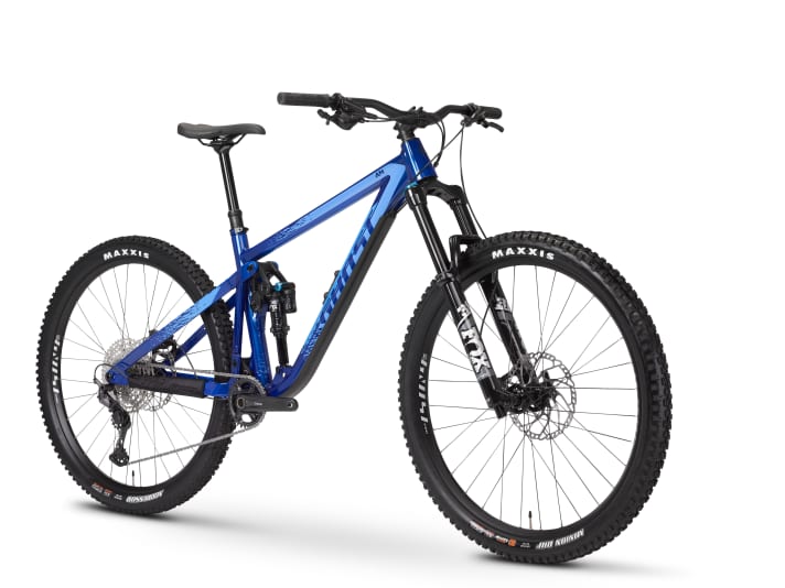  Die All-Mountain-Version des Riot hat eine 160er-Gabel und kommt mit 150 Millimeter Federweg im Heck. Vom <a href="https://www.ghost-bikes.com/bikes/fully/line/riot-am" target="_blank" rel="noopener noreferrer nofollow">Riot AM</a>  gibt es zwei Modelle für 2999 Euro (Essential, im Bild) und 2499 Euro (Universal). Anders als beim Enduro kommen hier ausschließlich Luftfederdämpfer zum Einsatz.