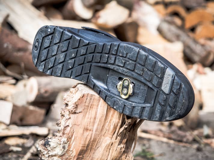   Das Profil wurde auch hier speziell auf die Mallet E-Pedale zugeschnitten. Zusätzlich bietet es an Zehen und Ferse mehr Grip für Tragepassagen.