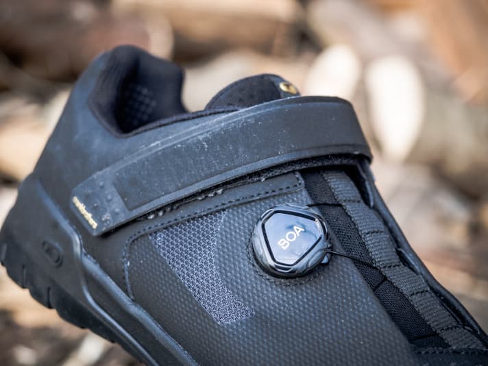   A Boa swivel wheel and a Velcro fastener secure the foot in the most expensive <a href="https://www.awin1.com/cread.php?awinmid=11768&awinaffid=471469&clickref=B+Crankbrothers+Mallet+E+Lace+Shoes&ued=https%3A%2F%2Fwww.rosebikes.de%2Fcrankbrothers-mallet-e-lace-mtb-schuhe-2696886" target="_blank" rel="noopener noreferrer nofollow">version of the Mallet E</a> *.