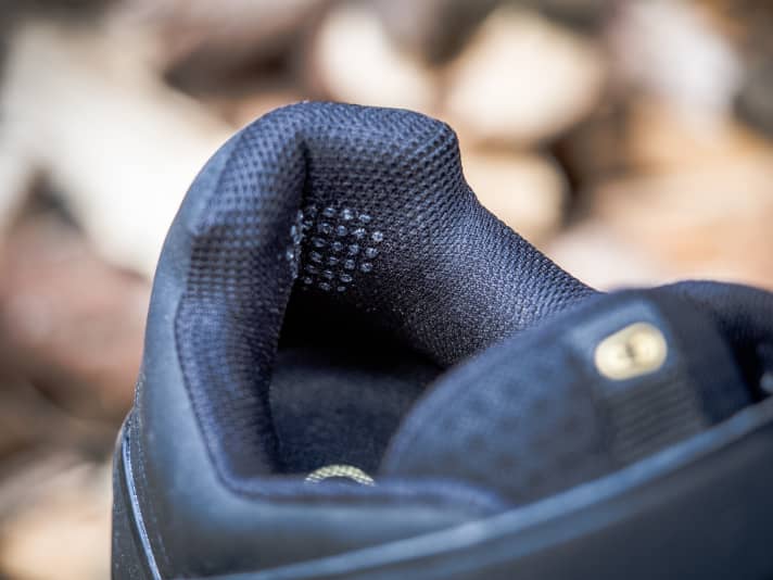   Eine Gummierung im Fersenbereich soll verhindern, dass der Fuß hinten aus dem Schuh rutscht.