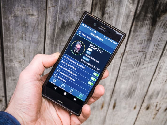   A high-quality aluminium aero mount (large image above) is included in the scope of delivery. The Rider 750 is dependent on the smartphone and the corresponding Bryton app in many situations.