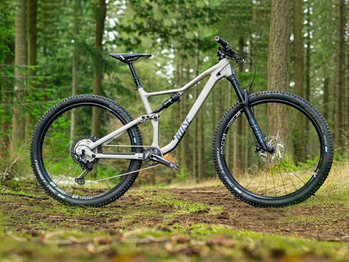   <a href="https://www.awin1.com/cread.php?awinmid=11768&awinaffid=471469&clickref=B+Rose+Ground+Control&ued=https%3A%2F%2Fwww.rosebikes.de%2Frose-ground-control-1-2693541" target="_blank" rel="noopener noreferrer nofollow">ROSE Ground Control 3</a> * 13.7 kg / 124/123 mm / 29" / 2599 Euro¹ - side view, favourable alternative