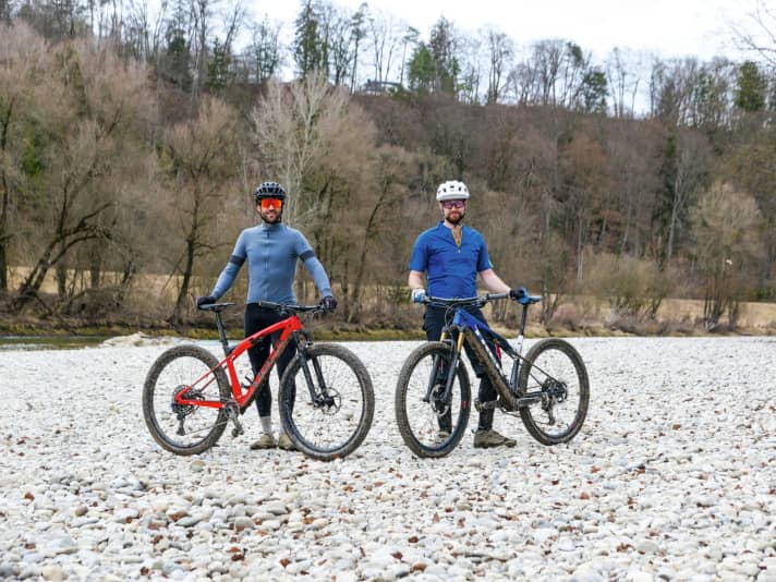   Super- gegen E-Caliber: Auf den Isar-Trails machten wir die Probe aufs Exempel. Kann ein Touren-Fahrer auf dem E-Caliber wirklich mit durchtrainierten Marathonisti auf Racebikes mithalten?