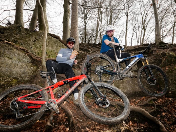   Power of the pretzel vs. power from the socket: Stephan Gerlach with Supercaliber and Adrian Kaether with E-Caliber were unequal opponents. Nevertheless, they had a lot of fun together in the test duel.