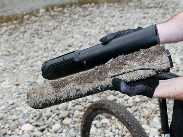   Ist die Motor/Akku-Einheit (unten) draußen, muss eine „Blind-Hülse“ an seiner Stelle in den Rahmen eingesetzt werden. Diese schützt vor Dreck und sorgt für die nötige Rahmensteifigkeit.