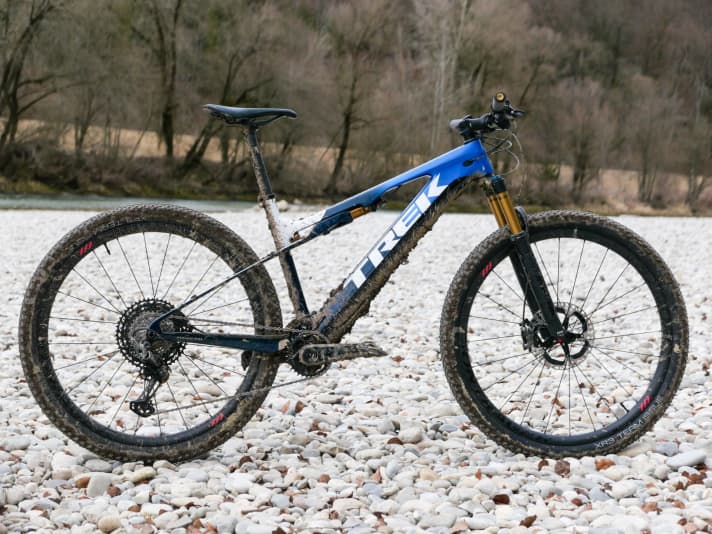   The motorised version looks amazingly similar to the original. Only the much bulkier down tube gives away the fact that it is an e-bike. In contrast to the Supercaliber, the E-Caliber has a fork with 120 instead of 100 millimetres of suspension travel and only one bottle cage mount.