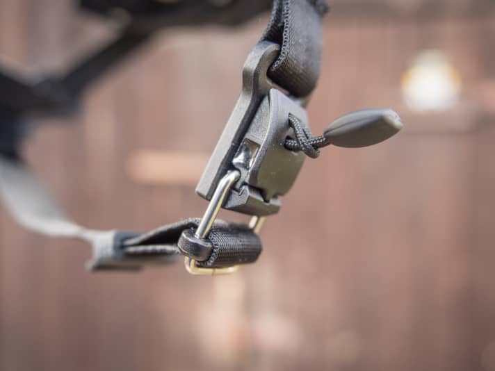   Particularly clever: the magnetic lock and the one-handed belt adjustment.