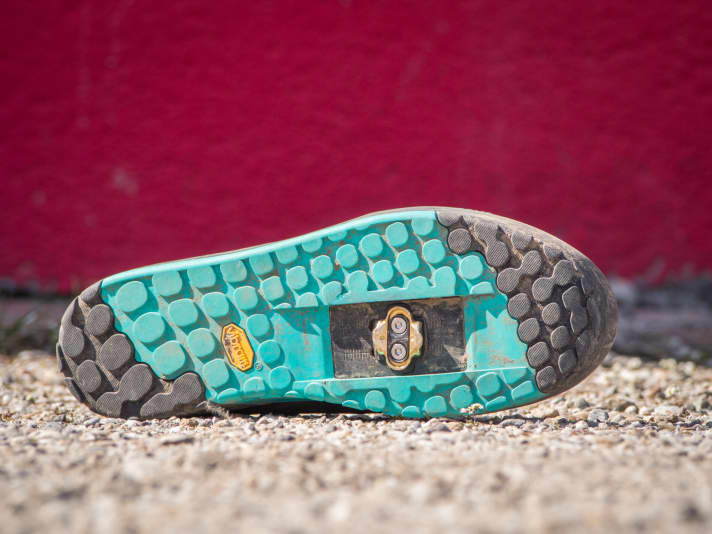 Flat sole, long cleat channel: This should enable a large-surface connection to the pedal and easy entry.