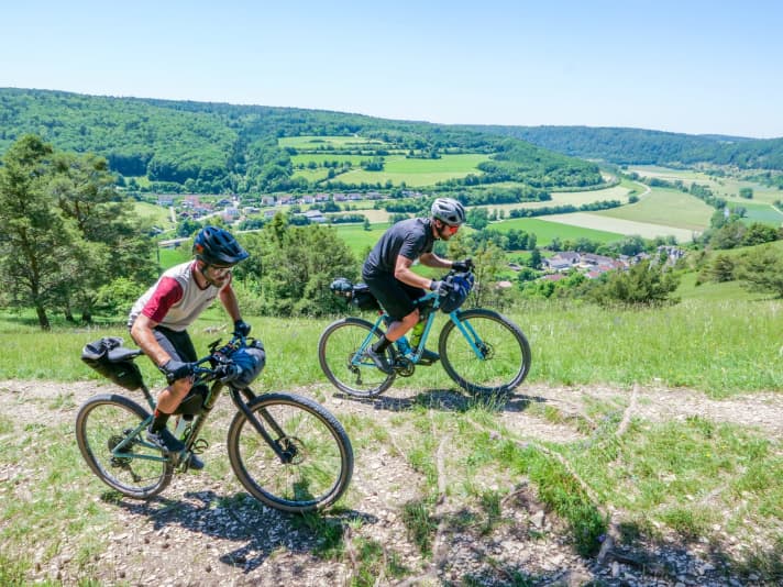   Where do you test gravel bikes in the south of Germany? Nowhere better than on one of the 18 routes in the Orbit360 gravel series. We tackled the route called Terra Trail, which circles from Ingolstadt 188 kilometres and 2200 metres in altitude through the Bavarian Jura and the famous Altmühltal valley, with the two bikes.
