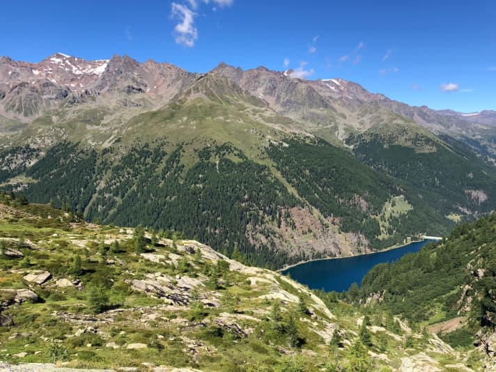   Bei der Abfahrt von der Forcella di Montozzo sieht man den Lago di Pian Palu schon von weitem, später geht es hinunter bis zur Staumauer.