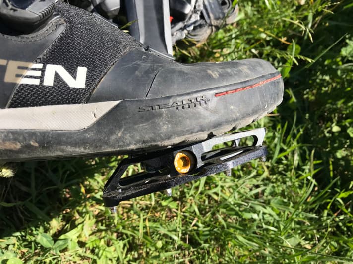 Nothing pinches here: the toe area of the click side drops slightly in relation to the click mechanism and makes room for even the flattest soles.