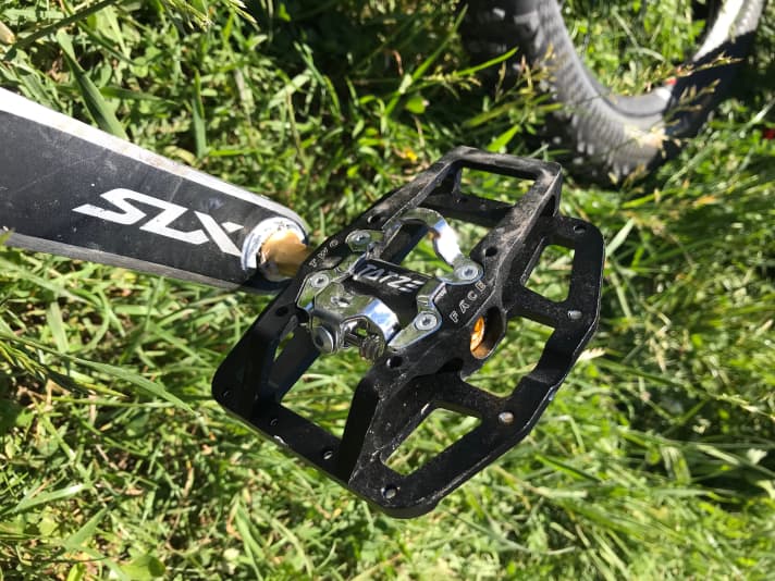 On the downside, the adjustable click mechanism accepts all SPD-compatible cleats. If you want, you can also mount up to four pins on this side.