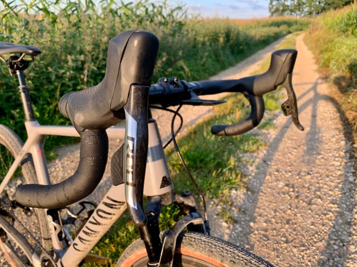   All new XPLR-AXS components from Sram and Rockshox can be operated with the AXS shifters - whether road bike shifters or MTB controllers.