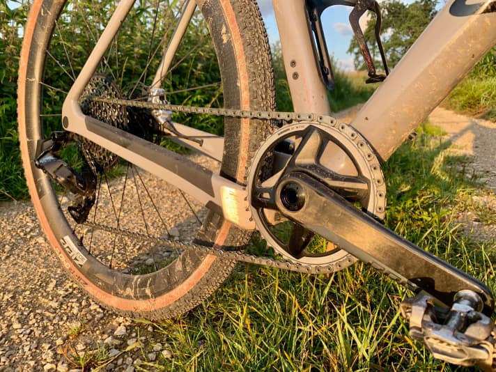   <a href="https://www.awin1.com/cread.php?awinmid=11768&awinaffid=471469&clickref=B+Sram+Red+Carbon-Crank+&ued=https%3A%2F%2Fwww.rosebikes.de%2Fsram-redr1-kurbel-1-x-12-fach-2678070" target="_blank" rel="noopener noreferrer nofollow">The new Sram Red carbon crank with 40 mm direct mount chainring is said to weigh 462 grams. Price without bottom bracket: 700 euros</a> *.