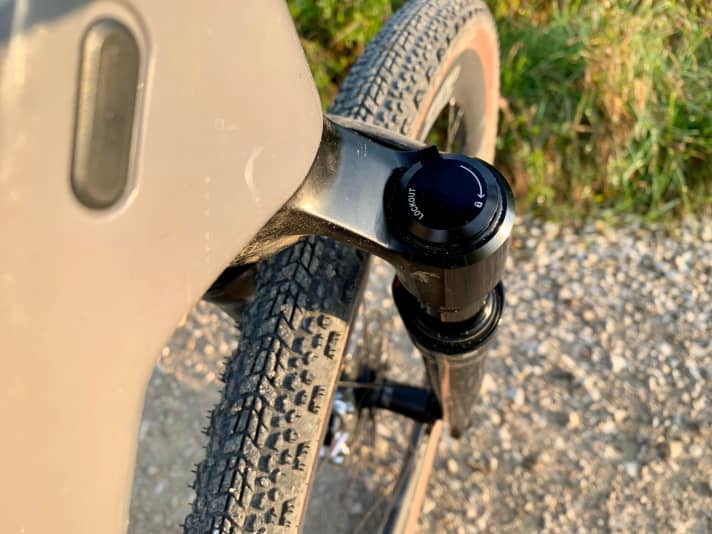   For tarmac passages, you can lock the Rudy with a twist of the thumb.