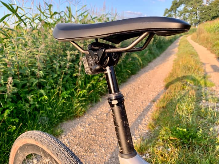   Die neue <a href="https://www.awin1.com/cread.php?awinmid=11768&awinaffid=471469&clickref=B+Rockshox+Reverb+XPLR+AXS&ued=https%3A%2F%2Fwww.rosebikes.de%2Frock-shox-reverb-axs-xplr-vario-sattelstutze-2700046" target="_blank" rel="noopener noreferrer nofollow">Reverb AXS</a> * stellte an unserem Testbike 50 Millimeter Absenkung bereit. Am Stützenkopf ist der AXS-Akku dem Dreckbeschuss des Hinterrads ausgesetzt. Doch das dürfte der Elektronik nichts anhaben, denn die Teile sind wasser- und staubdicht (IP69K).