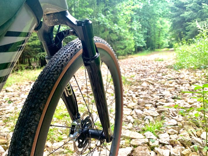   The 40 millimetres of suspension travel are a significant gain in comfort, especially on rough sections.