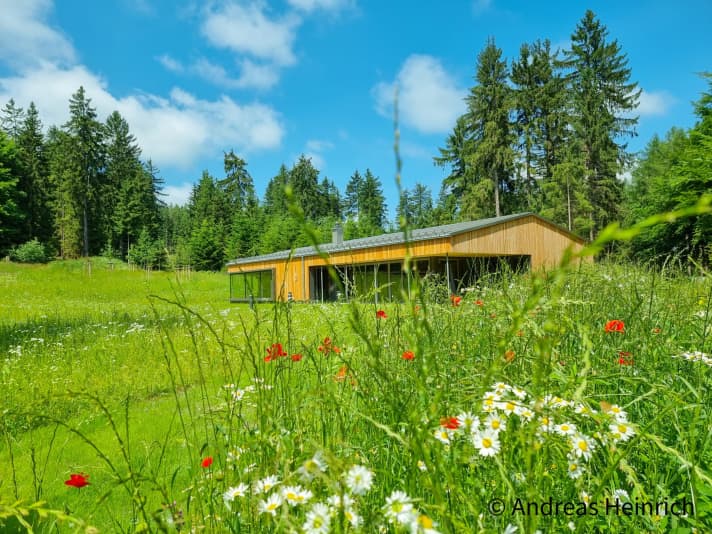   Am Kornberghaus sind die Baumaßnahmen nahezu abgeschlossen. Mit Shop, Werkstatt, Erste-Hilfe-Raum, Gastro und Duschen soll es die zentrale Anlaufstelle im Bikepark sein.