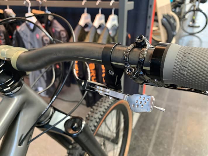   Statt dem klassischen Drehgriff-Schalthebel bedient man das <a href="https://www.bike-magazin.de/tag/pinion" target="_blank" rel="noopener noreferrer nofollow">Pinion-Getriebe</a>  am N6 mit zwei Shiftern von Cinq.