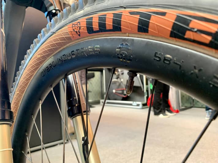   The carbon rims of the 27.5-inch wheels also come from Cybro.
