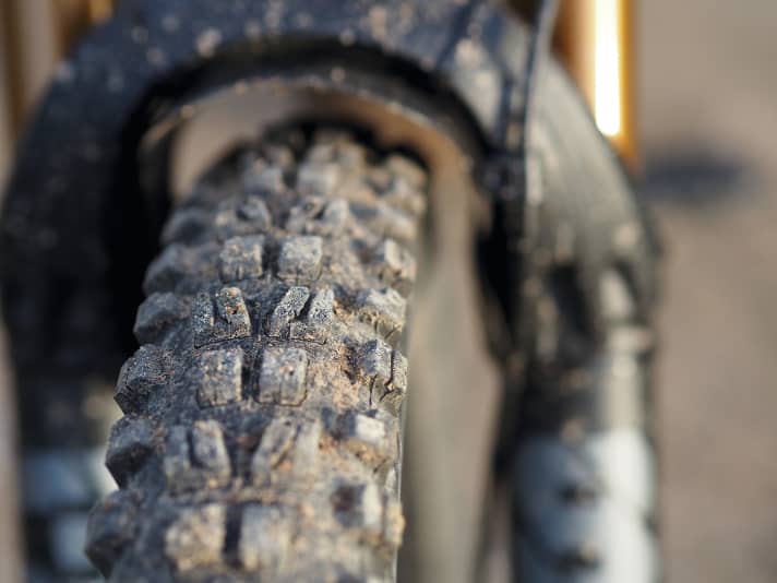   Successful tyre combination: 2.5 mm Maxxis Minion DHF/3C MaxxGrip at the front and 2.6 mm Minion DHF/3C MaxxTerra at the rear.  