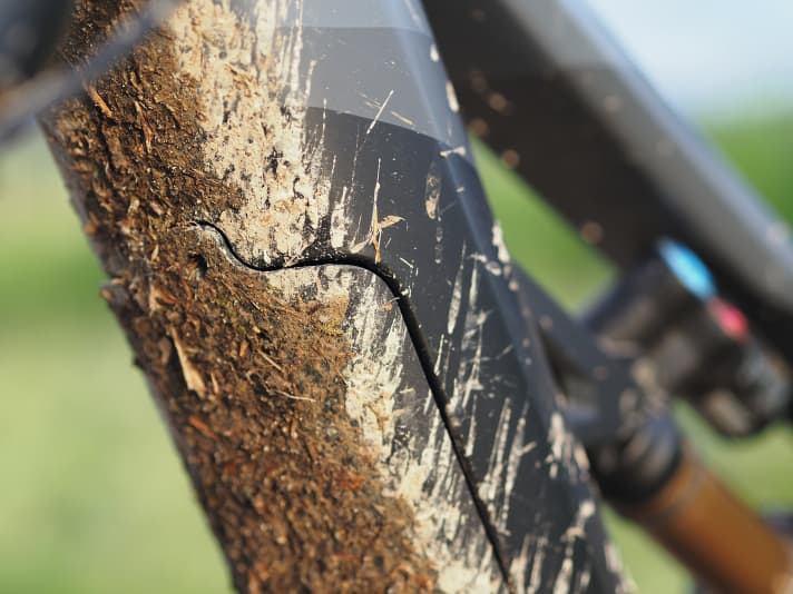   The 504 Wh battery can be easily removed with an Allen key. However, the battery could fit more snugly in the frame - without a gap. 