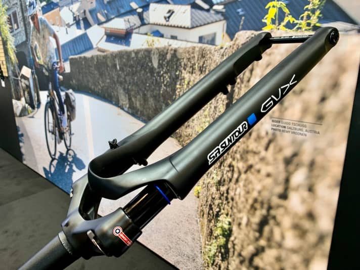   SR Suntour also presented a gravel bike suspension fork at Eurobike 2021. The GVX32 S Evo with air suspension delivers 40-60 millimetres of travel, uses 32 mm stanchions and weighs a whopping 1670 grams (including fender and thru-axle).