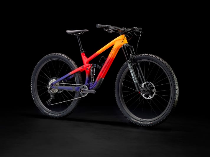   Colourful: The Top Fuel 9.8 XT in this paint job attracts attention. The equipment is a good compromise between reason and weight: Shimano XT drivetrain, 120-millimetre suspension from Rockshox and cheaper carbon wheels from Bontrager. At 6499 euros, the price is in the mid-range of the Top Fuel fleet.