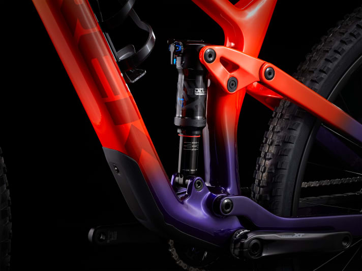   Über den Flip Chip an der unteren Dämpferaufnahme lässt sich das Tretlager anheben und Lenk- sowie Sitzwinkel verstellen. Der Hinterbau soll 120 Millimeter Federweg zur Verfügung stellen.