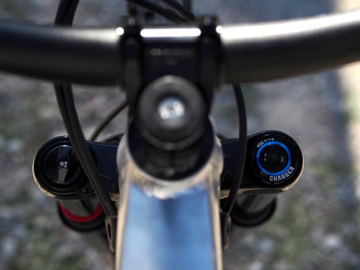   The Performance version of the Fanes 29 features a Rockshox Lyrik Ultimate with RC2 cartridge in the head tube.