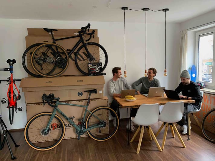 This is how it all began: Florian, Theo and Jonas (from left) launch their online marketplace Buycycle in 2021 - then still as a .de website; now as buycycle.com