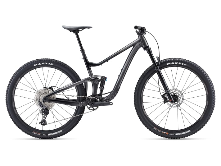   Mit dem 2022er Alu-Trance bleibt Giant bei einem Einstiegspreis von 2799 Euro. Das Trance 2 ist mit einer Marzocchi Z2-Gabel, Shimanos Deore-Schaltung (1x12 Gänge), gruppenlosen Shimano-Bremsen und vielen Giant-Komponenten ausgestattet. Das Gesamtgewicht dürfte um 15,0 Kilo liegen. Den Flipchip hat der Alu-Rahmen auch, das Staufach nicht.