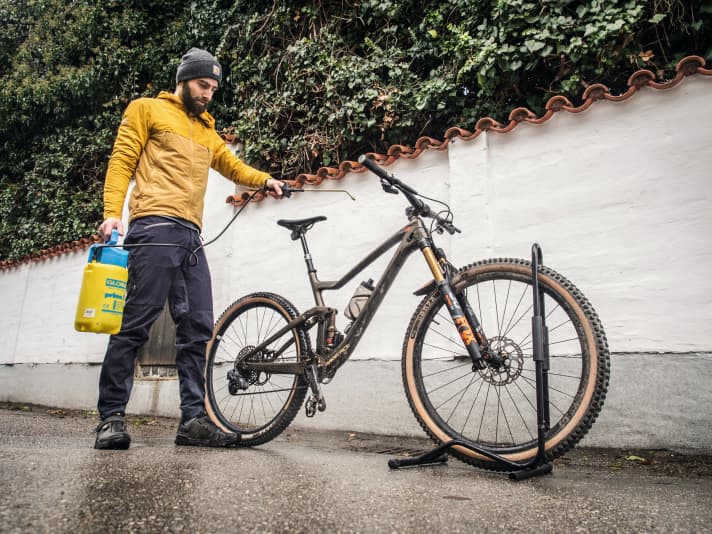   Elektrische Reinigungsgeräte für unterwegs sind wahrer Luxus. Funktioniert nicht auch die Alternative ohne Akku?