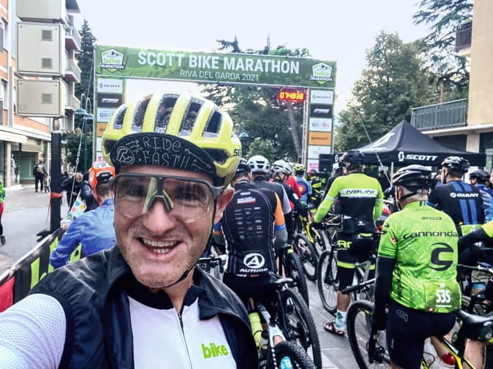 The start box as a forecourt to the parallel world of the marathon, into which BIKE reporter Henri Lesewitz sets off together with 1000 others.
