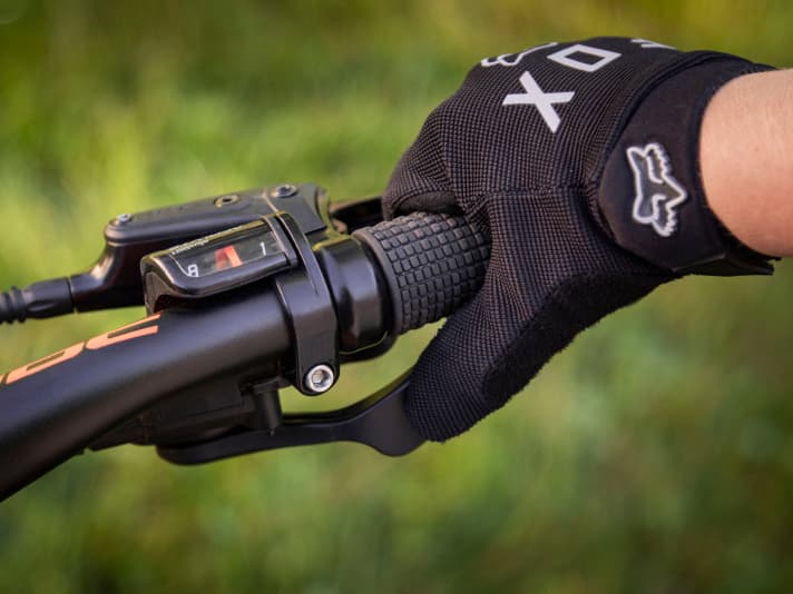   Suitable for children's hands: The Acolyte gear lever with gear indicator.