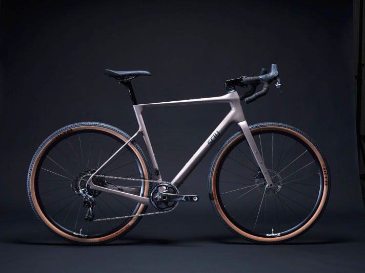 The SCIU Juniper gravel bike costs 4199 euros: for this you get a Syntace W25i straight wheelset, a mechanical Sram Force drivetrain (1x11) and Sram Force disc brakes. The carbon stem and seat post are made by SCIU itself.