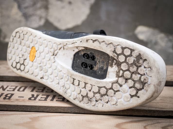 Flat sole profiles do make firm contact with the pedal and therefore maximise comfort. However, they quickly become clogged with mud and slip easily off-road despite their grippy rubber compound.