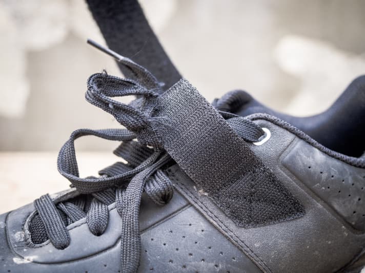 Annoying: On many models, the laces collide with the Velcro straps and fray quickly as a result. In addition, the laces often have to be awkwardly crammed under the Velcro fasteners.