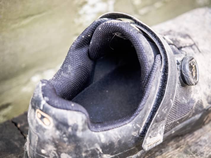 Thick padding provides plenty of comfort and also protects the feet in the event of impacts.