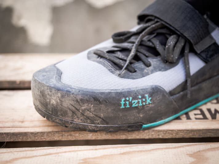 Important in technical terrain: a sturdy toe cap for protection in the event of collisions.