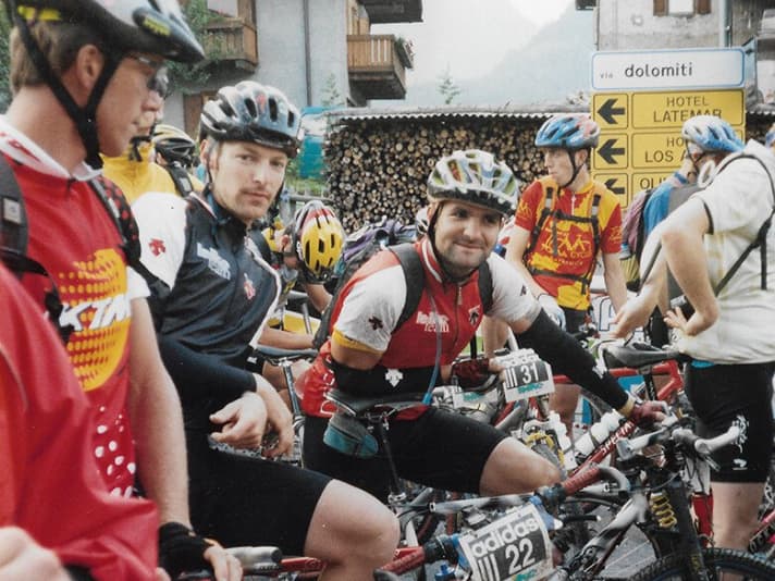 So lang ist’s her: Der heutige BIKE-Chefredakteur Henri Lesewitz (rotes Trikot) bei der Erstaustragung der BIKE Transalp 1998, die er zusammen mit Teampartner Tino Zieger (schwarzes Trikot) in Angriff nahm.
