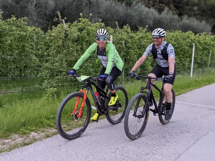   Test lab manager Christoph Allwang (left) and his colleague Dominik Scherer on the eve of the Scott BIKE Marathon 2022. 