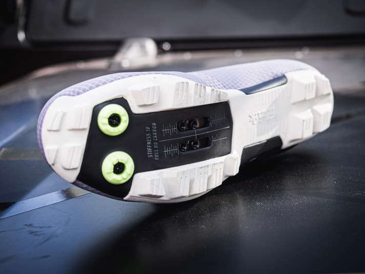 Carbon-Sohle für perfekten Vortrieb, etwas Profil für Grip im Gelände und Schraubstollen für den Einsatz bei matschigen Bedingungen.