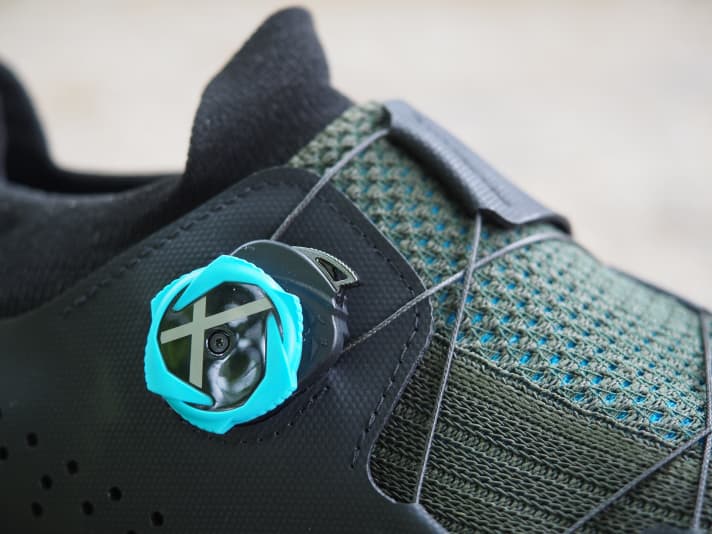 Der Drehverschluss nutzt eine von Northwave-Schuhen bekannte Technologie. Geschlossen wird der Schuh per Drehrad, zum Öffnen und Anpassen während der Fahrt betätigt man einen kleinen Hebel oberhalb des Drehrads.