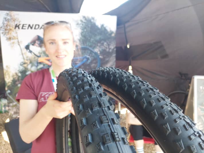Let's see the new parts! Kenda PR woman Pia Übelein shows the new Rush and Karma 2 XC and down-country tyres at the stand.