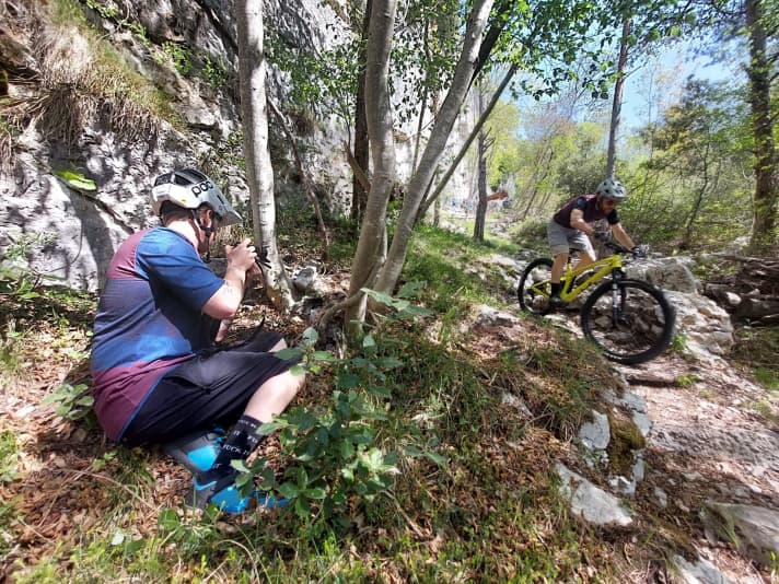 The pictures for the new products report are also taken directly on location. Here, test manager Peter Nilges rides the new YT Izzo Uncaged 7 through the sea of rocks of a rough Lake Garda trail.