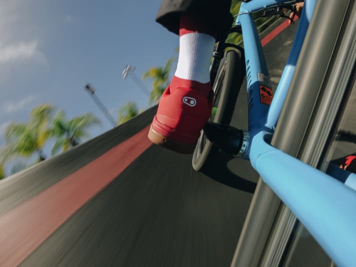   Canyon-Pirelli-Fahrer Dante Silva - hier nur sein Fuß - hat schon mal die Crankbrother Stamp Lace auf dem Track getestet. 