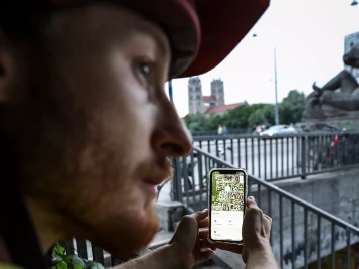 The search begins when the app of a GPS tracker has made contact with the chip.